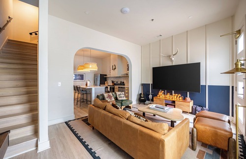 Five Points Apartment | The Outrider by AvantStay Chic Stay Close to Broadway