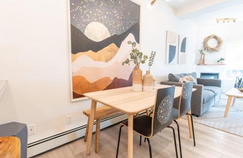 Harvie Heights House | The OVERLOOK Stay-Mountain View-Free Parking