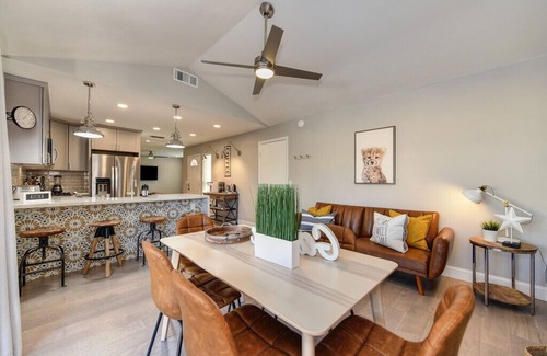 Sacramento House | The PALM House Pool 10 min to RosevilleGaleria Airport Grill Sacramento Downtown