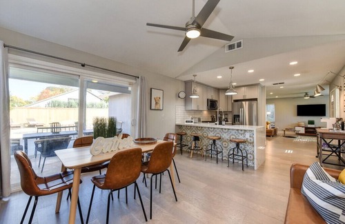 Sacramento House | The PALM House Pool 10 min to RosevilleGaleria Airport Grill Sacramento Downtown
