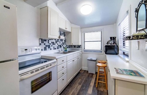 Downtown Boca Grande Historic District House | The Palmetto Inn - Pinfish - Queen Studio