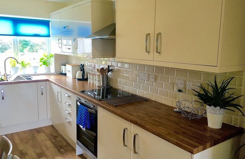 Tyn-y-Gongl House | The Palms Holiday Home Near Beautiful Benllech Beach - children and pet friendly