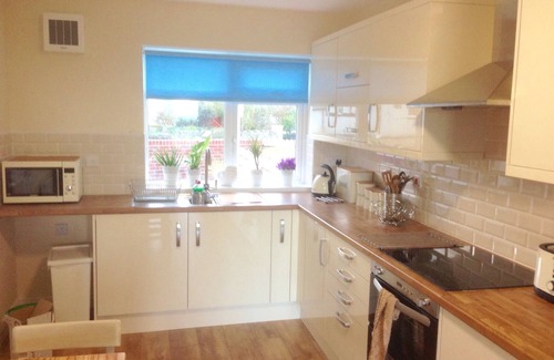 Tyn-y-Gongl House | The Palms Holiday Home Near Beautiful Benllech Beach - children and pet friendly