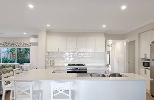Portarlington House | The panorama retreat- sleeps 12, aircon, brand new