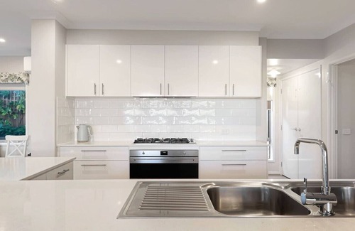 Portarlington House | The panorama retreat- sleeps 12, aircon, brand new