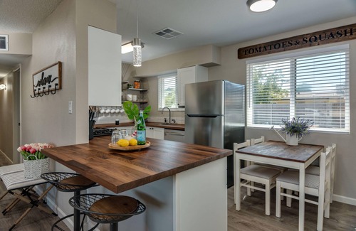 Gilbert Homes House | The Park House - Downtown Gilbert - Spa - Large Backyard with Games