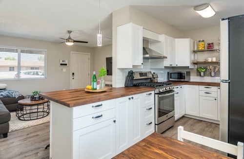 Gilbert Homes House | The Park House - Downtown Gilbert - Spa - Large Backyard with Games