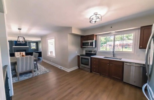 Dubuque House | The Parkview House. Hot Tub, Arcade & Park!