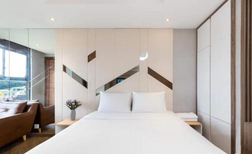 Phu Nhuan Apartment | The Parkview - Very Close TSN Airport