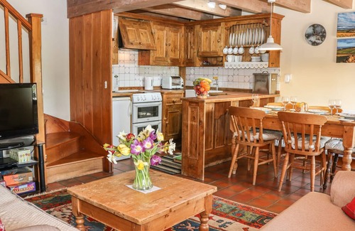 Peak District National Park Cottage | THE PARLOUR, family friendly, with a garden in Tideswell Moor