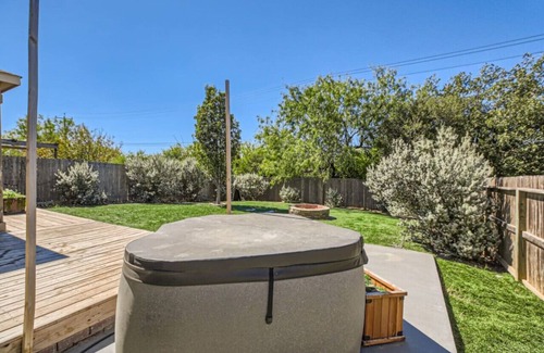 Medina Valley House | The Patriot House + Pet Friendly+Hot Tub +Fire Pit