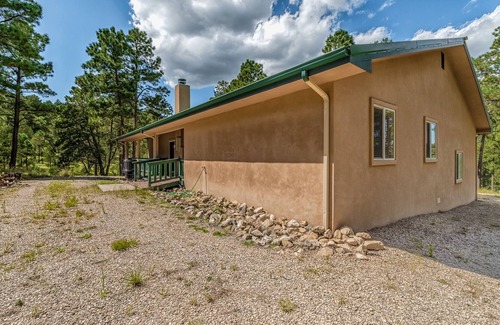 Alto House | The Peaceful Nest: 3 Bedrooms, Beautiful Scenery, Quiet Surroundings, AND a Hot Tub!