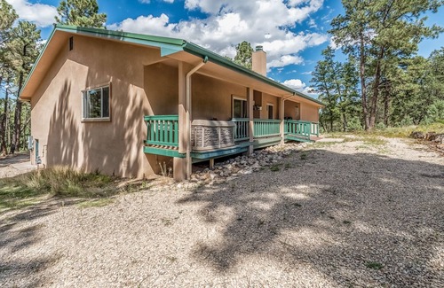 Alto House | The Peaceful Nest: 3 Bedrooms, Beautiful Scenery, Quiet Surroundings, AND a Hot Tub!