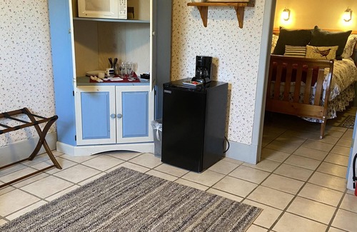 Alto Pass House | The Peachbarn Suite is an adorably cozy and rustic stay with great views!