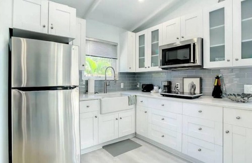 Disston Heights House | The Peacock Cottage/Downtown 10min