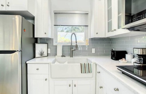 Disston Heights House | The Peacock Cottage/Downtown 10min
