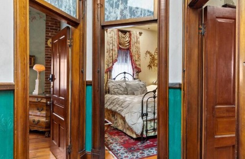 Historic Railroad District Hotel | The Peerless Hotel | Signature Room #6 | Clawfoot Tub |Historic District