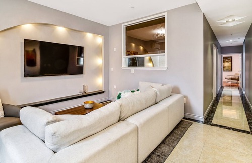 Chinatown Apartment | The Penthouse in the heart of the City with patio/rooftop