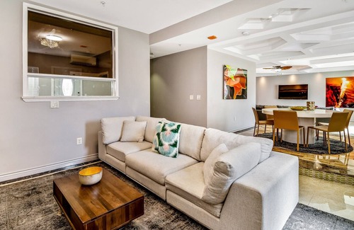 Chinatown Apartment | The Penthouse in the heart of the City with patio/rooftop