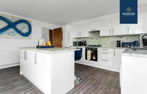 Dundee Apartment | THE PENTHOUSE- INVOICE and REDUCED PRICE only via SUNRISE SHORT LETS DUNDEE, Spacious, Stunning Views, Foosball Table, 3 Large Rooms, Central Location, River Front, 1 Min From Tay Bridge, V&A, Train Station, City Centre, Lift Access, Free Parking & WiFi