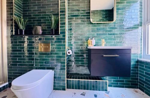 Newquay City Centre Apartment | "The Penthouse Newquay" by Greenstay Serviced Accommodation - Spacious 3 Bed 3 Bath Apt with Sea Views, Sun Terrace & Private Parking - Perfect For Families, Small Groups & Business Travellers - 5 Mins To Beaches, Shops & Restaurants - Dog Friendly