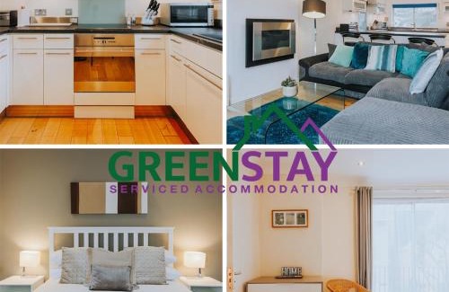 Newquay City Centre Apartment | "The Penthouse Newquay" by Greenstay Serviced Accommodation - Spacious 3 Bed 3 Bath Apt with Sea Views, Sun Terrace & Private Parking - Perfect For Families, Small Groups & Business Travellers - 5 Mins To Beaches, Shops & Restaurants - Dog Friendly