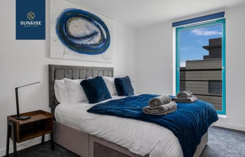 Dundee Apartment | THE PENTHOUSE, Spacious, Stunning Views, Foosball Table, 3 Large Rooms, Central Location, River Front, 1 Min From Tay Bridge, V&A, Train Station, City Centre, Lift Access, Free Parking & WiFi, INVOICE and REDUCED PRICE only via SUNRISE SHORT LETS Dundee