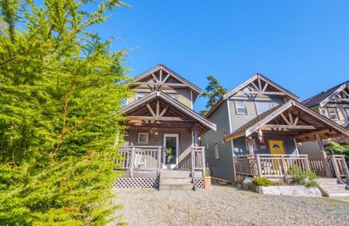 Ucluelet House | The Perch Modern 2 Bed Cabin with Patio and Hot Tub