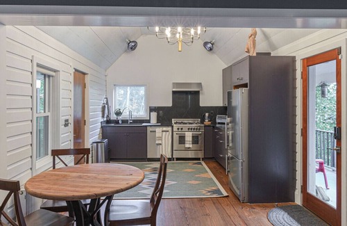 Pond Eddy Apartment | The Perch– Stylish River Retreat Nr Delaware River