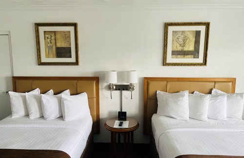 Owosso Hotel | The Pines Country Inn
