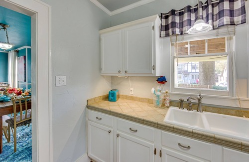 Tyler House | 'The Pink Azalea' - Tyler Home w/Yard + Patio!