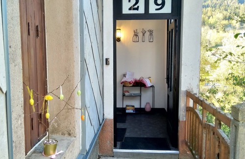 Rochesson Apartment | The pink door