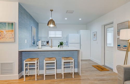 Downtown Dunedin House | The Pink Highland Cottage Downtown with outdoor living area