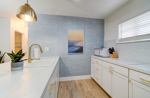 Downtown Dunedin House | The Pink Highland Cottage Downtown with outdoor living area