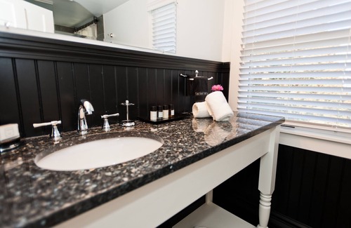 West Harwich Bed & Breakfast | The Platinum Pebble Boutique Inn - Adults Only
