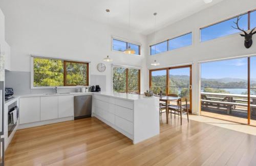 Taylor Bay House | The Point Lakehouse Taylor Bay