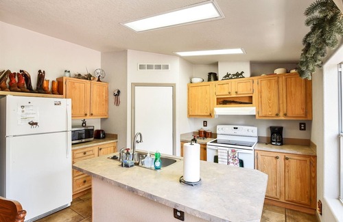 Parks House | The Ponderosa | Scenic Forest Views | Fire Pit & BBQ | Pet-Friendly | Now with Wi-Fi