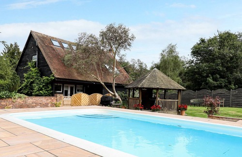 Tea Green Cottage | THE POOL HOUSE, pet friendly, with pool in Whitwell, Hertfordshire