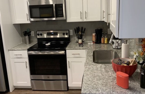 The Colony House | *The Premiere Stay* - Walkable to Great Venues!