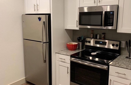The Colony House | *The Premiere Stay* - Walkable to Great Venues!