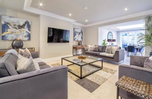 Bootham Apartment | The Presidential Suite, with Free Parking!