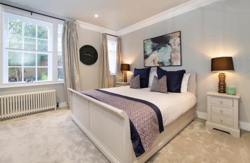 Bootham Apartment | The Presidential Suite, with Free Parking!