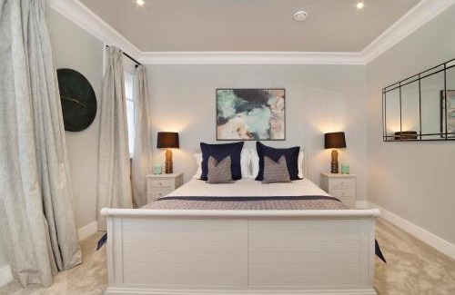 Bootham Apartment | The Presidential Suite, with Free Parking!