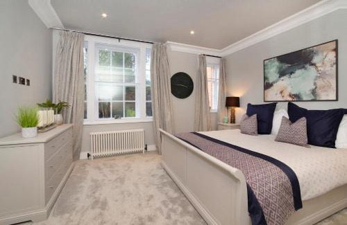 Bootham Apartment | The Presidential Suite, with Free Parking!