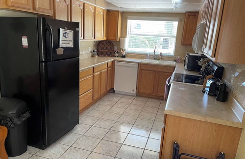 Baywood Village House | THE PRICE IS RIGHT! Monthly Rates! Laundry room Smart TV Deck GRILL No pet fee