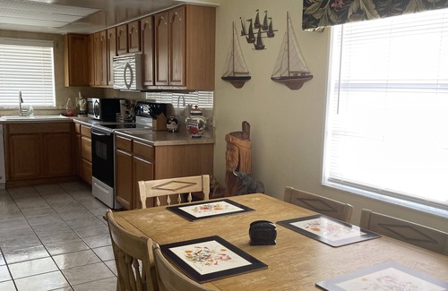 Baywood Village House | THE PRICE IS RIGHT! Monthly Rates! Laundry room Smart TV Deck GRILL No pet fee
