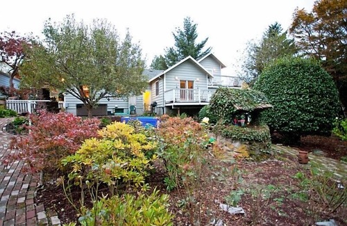 Bridlemile House | The Pumpkin House 3 Miles to Downtown Portland New Hot Tub