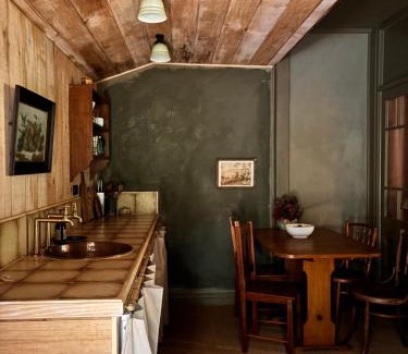 Strahan Hotel | The Quarters