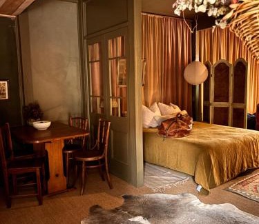 Strahan Hotel | The Quarters