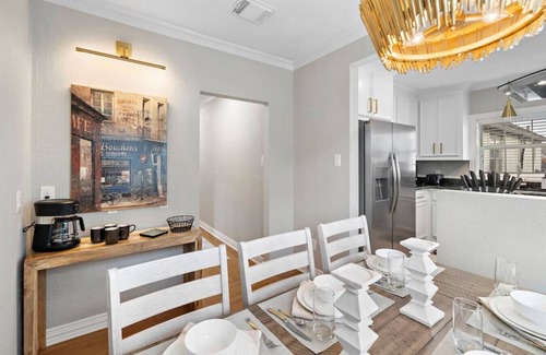 South Central Houston Apartment | The Queen's Gambit I